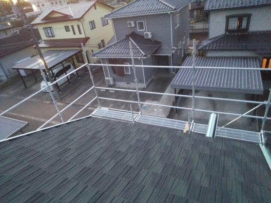 カバー工法は、屋根下地に腐食がある場合、既存の屋根に凸凹がある場合、家屋の構造などにより、施工出来ない場合があります。