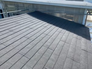 屋根材(フックシングル)を施工します。 耐久性と長い寿命を持つ最先端の屋根材です。